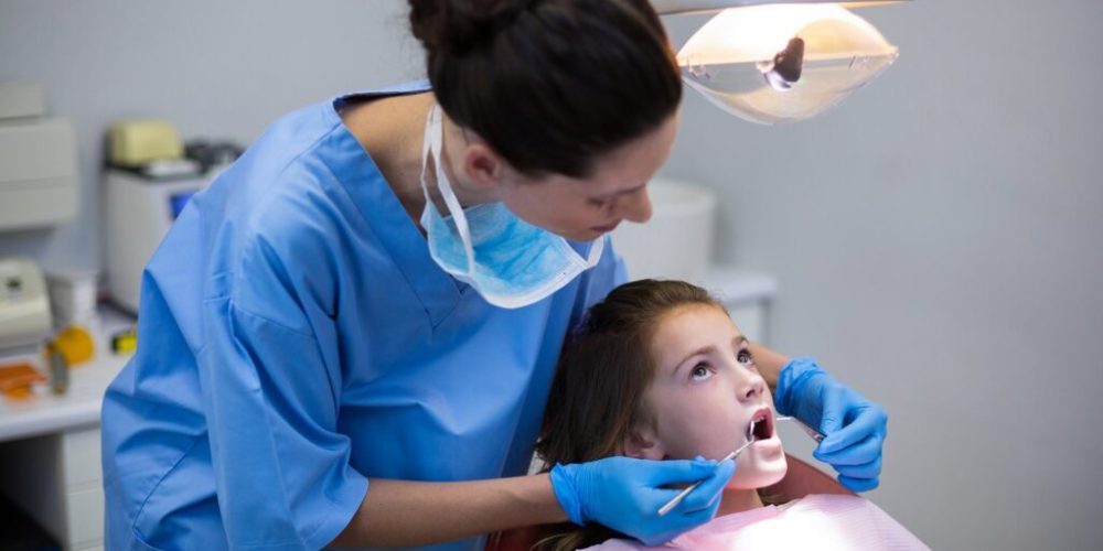 Dentista salud dental niña